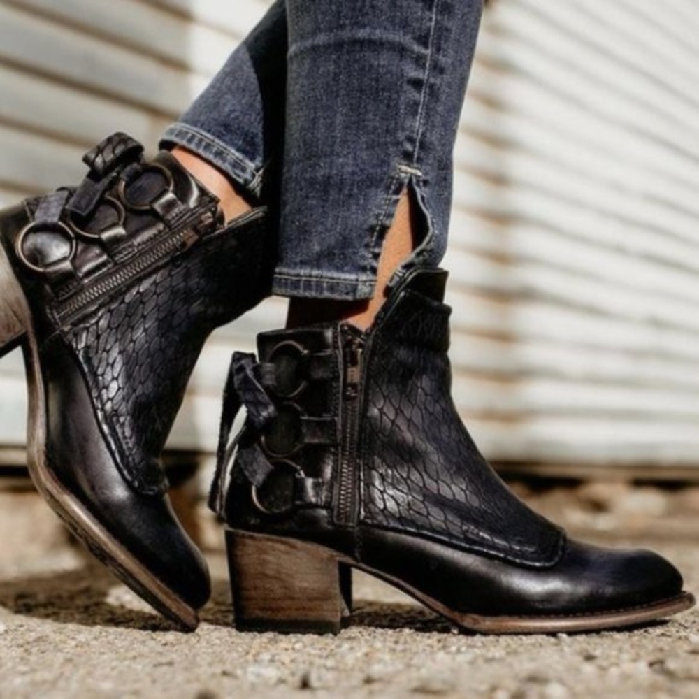 Freebird CHERI boots in Blue.  Size 7